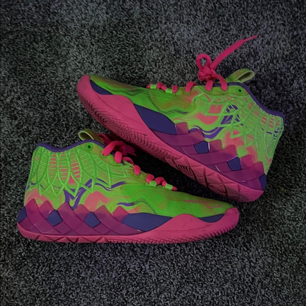 Puma MB.01 inverse toxic size 6 youth in slight condition